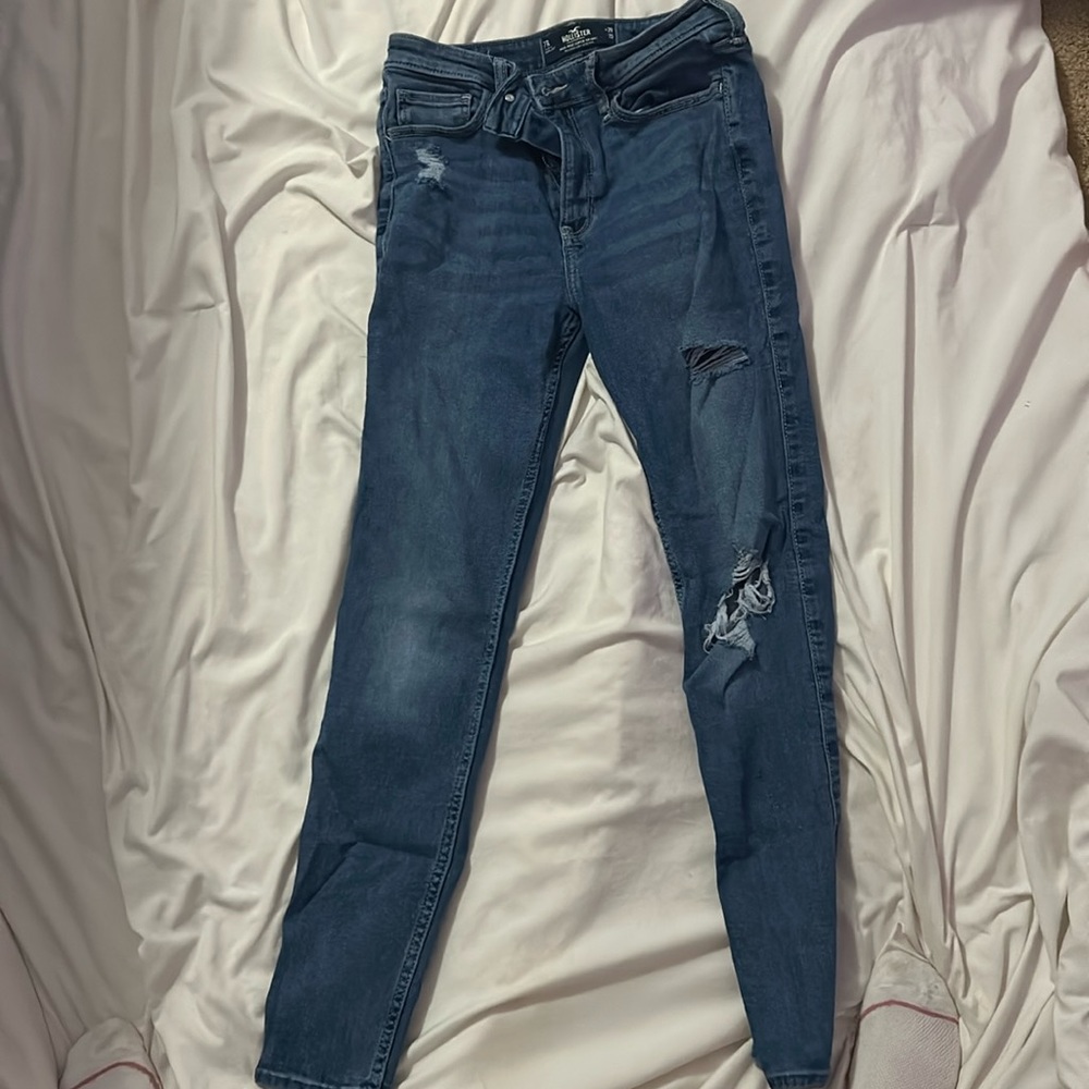 Hollister high rise super skinny jeans. 7R, w28, L29.